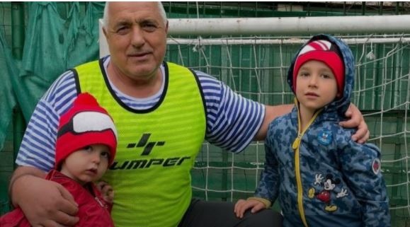 Премиерът в оставка Бойко Борисов играе футбол с внуците си